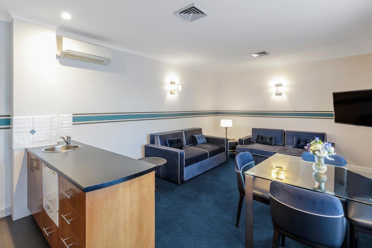 Ramada By Wyndham Diplomat Canberra Extérieur photo