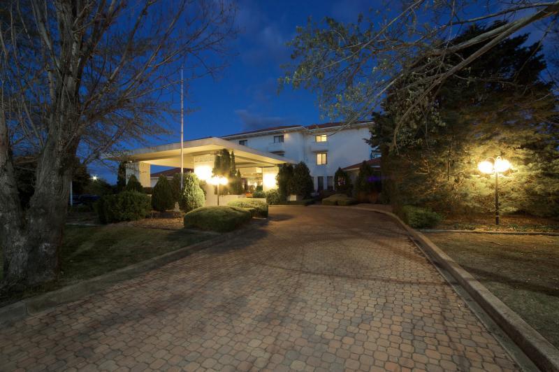 Ramada By Wyndham Diplomat Canberra Extérieur photo