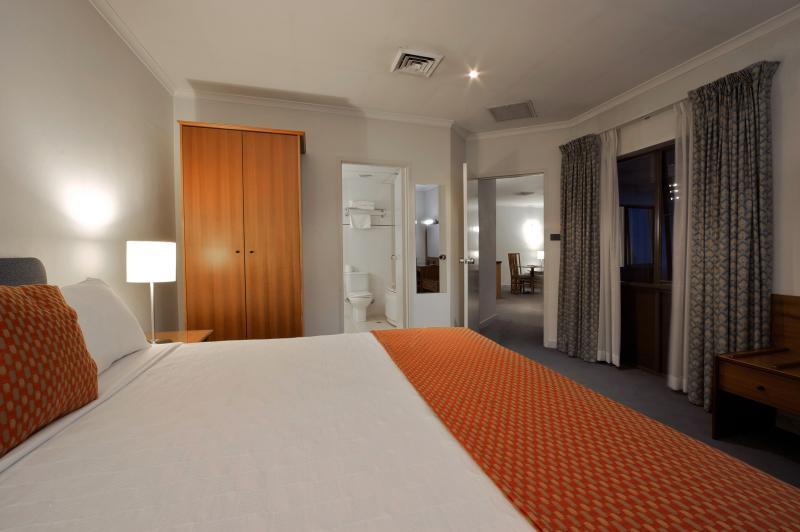 Ramada By Wyndham Diplomat Canberra Extérieur photo