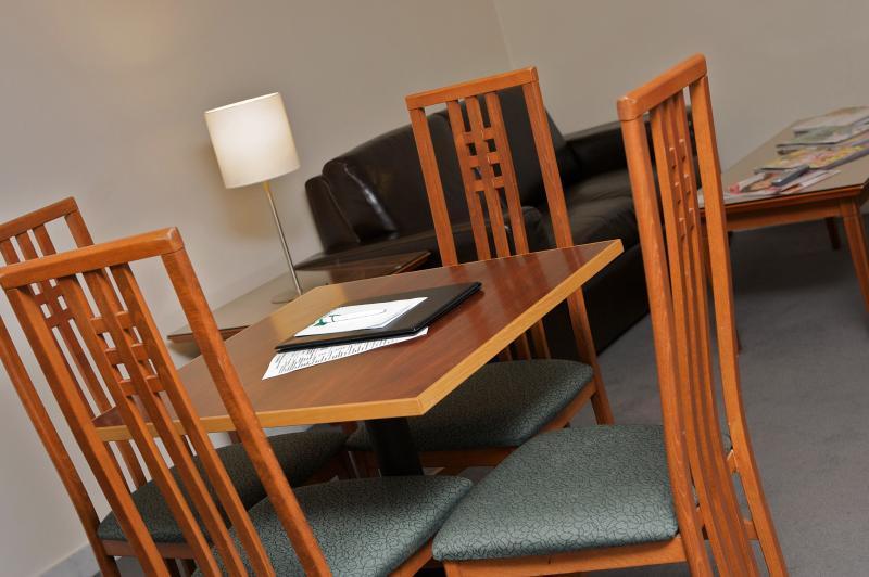 Ramada By Wyndham Diplomat Canberra Extérieur photo
