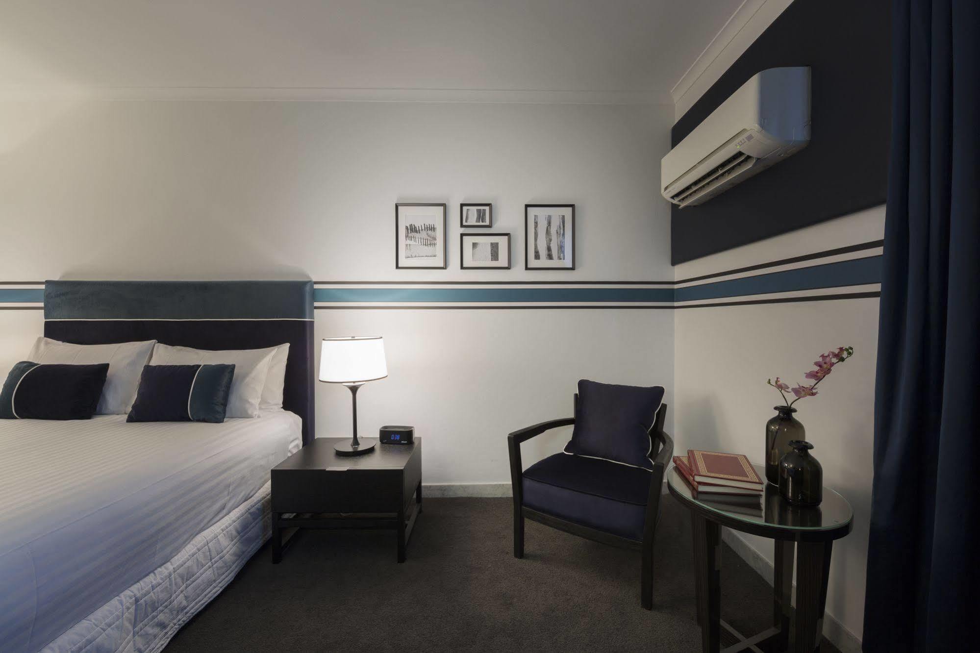 Ramada By Wyndham Diplomat Canberra Extérieur photo
