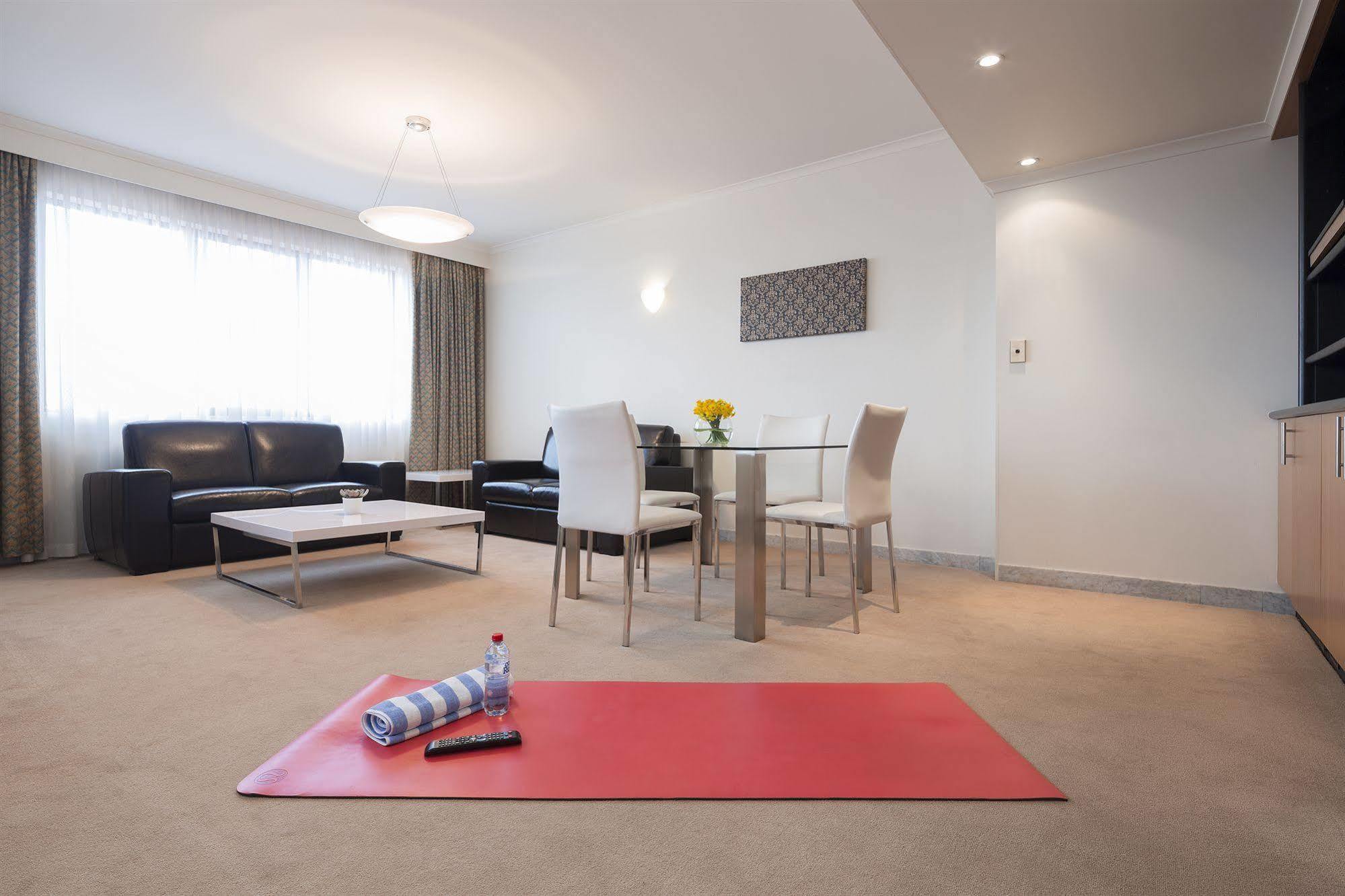Ramada By Wyndham Diplomat Canberra Extérieur photo
