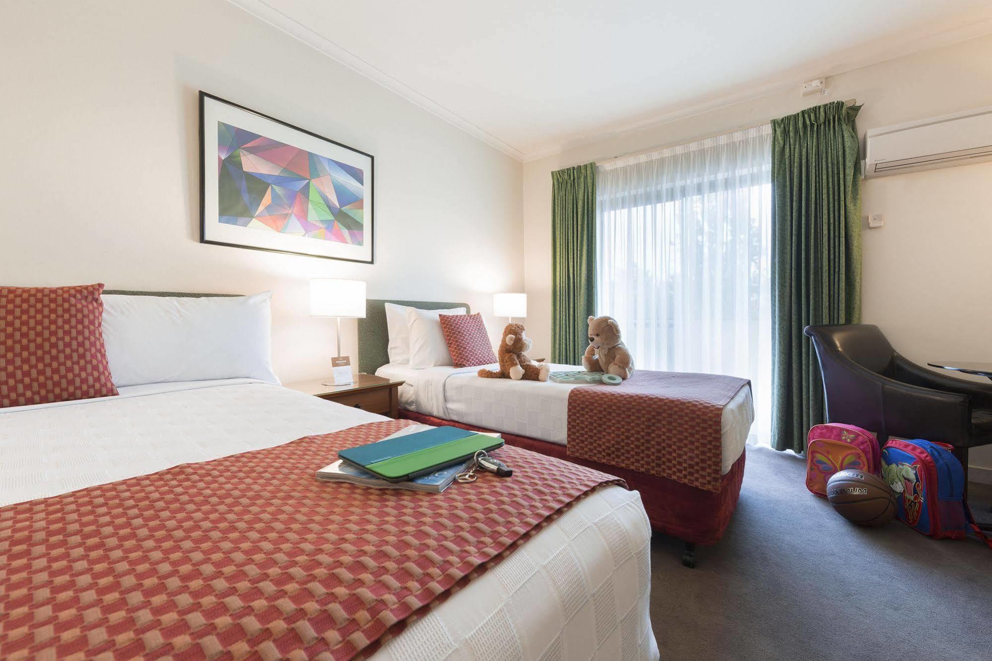 Ramada By Wyndham Diplomat Canberra Extérieur photo